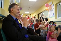 Prezydent w odwiedzinach u pacjentów gdyńskich szpitali z okazji Dnia Dziecka, fot.: Krzysztof Czop