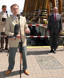 Prezydent Wojciech Szczurek i  Prezes Portu Janusz Jarosiński podczas prezentacji idei Muzeum Emigracji  (przy tablicy upamiętniającej emigrację W. Gombrowicza), fot. Sylwia  Szumielewicz