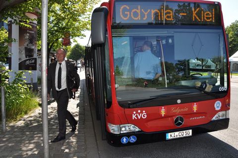 Autobus rusza w swoją pierwszą  trasę,  fot. Marek Pęgowski
