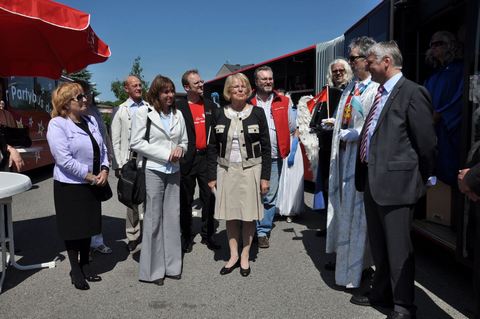 Wiceprezydent Gdyni Ewa Łowkiel i Przewodnicząca Rady Miasta Kilonii Cathy Kiezerze podczas ceremonii, fot. Marek Pęgowski