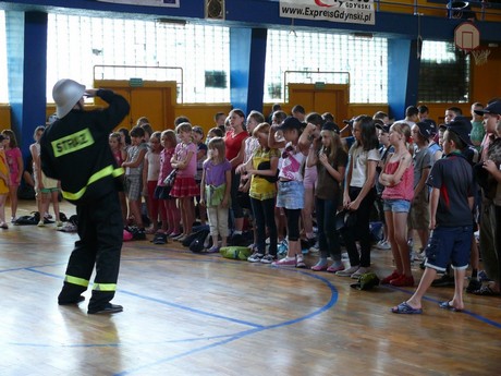 Przedstawienie Wybierz numer 112 dla dzieci z Łazisk, fot. z Komendy Miejskiej Policji w Gdyni