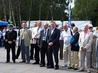 Prezydent Gdyni Wojciech Szczurek i Wiceadmirał Waldemar Głuszko wraz z gośćmi i organizatorami na otwarciu targów.