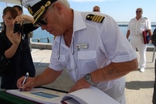 Kapitan Dieter Wieprecht wpisuje się do księgi pamiątkowej  / fot. Dorota Nelke