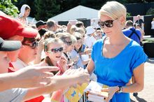 Małgorzata Kożuchowska rozdaje autografy / fot. W-Impact
