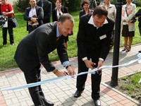 Wiceprezydent Gdyni Michał Guć przecina wstęgę