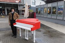 Wpłynięciu żaglowca Fryderyk Chopin towarzyszyło wiele imprez. Jedną z nich było wspólne malowanie makiet fortepianów