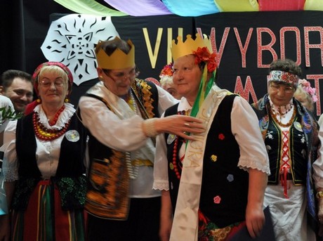 VII wybory Miss i Mistera Seniorów, wicemiss Maria Janowska dekorowana przez ubiegłoroczną Miss Małgorzatę Patejuk, fot.: Dorota Nelke