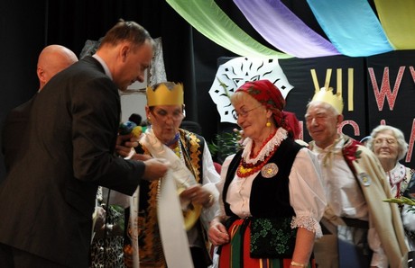 VII wybory Miss i Mistera Seniorów, Miss Iwona Ławnicka odbiera nagrodę od wiceprezydenta Gdyni Michała Gucia, fot.: Dorota Nelke
