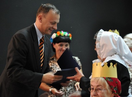 VII wybory Miss i Mistera Seniorów, pamiątki otrzymali wszyscy uczestnicy konkursu, fot.: Dorota Nelke
