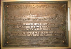 Tablica upamiętniająca polskich rybaków, którzy zatonęli na gdyńskim statku Brda odsłonięta w duńskim porcie Hanstholm