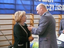 Rozpoczęcie IV edycji policyjnego programu dla pierwszoklasistów - wiceprezydent Ewa Łowkiel odznaczona medalem za zasługi dla policji