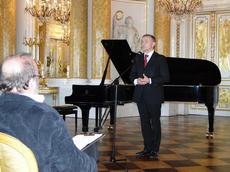 Na Zamku Królewskim zaprezentowano projekt Muzeum Emigracji w Gdyni - przemawia Wojciech Szczurek, fot. Sylwia Szumielewicz - Tobiasz