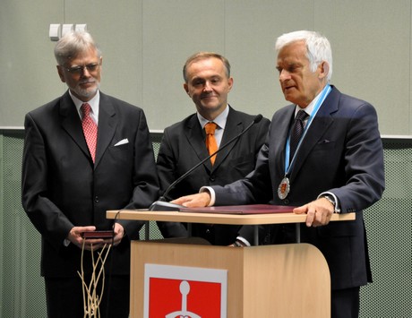 Przewodniczący Parlamentu Europejskiego Jerzy Buzek podczas uroczystości 8 października 2010 r. / fot. Dorota Nelke