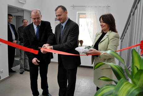 Wiceprezydenci Gdyni Marek Stępa i Michał Guć dokonali uroczystego otwarcia Klubu Seniora / fot. Dorota Nelke