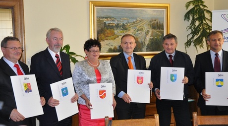 (od lewej): Jerzy Kepka - Wójt Gminy Wejherowo, Krzysztof Hildebrandt - Prezydent Miasta Wejherowa, Elżbieta Rogala - Kończak - Burmistrz Miasta Rumi, Wojciech Szczurek - Prezydent Miasta Gdyni, Jerzy Włudzik - Wójt Gminy Kosakowo, Krzysztof Krzemiński - Burmistrz Miasta Redy / fot. Łukasz Kierznikiewicz