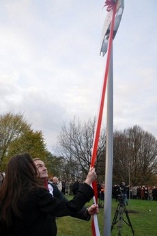 Uroczystość nadania nazwy Parku Marii i Lecha Kaczyński - tablicę odsłaniają Marta Kaczyńska i prezydent Gdyni Wojciech Szczurek, fot.: Dorota Nelke