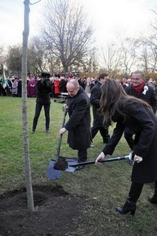 Uroczystość nadania nazwy Parku Marii i Lecha Kaczyński - sadzenie dębów, fot.: Dorota Nelke