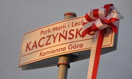 Uroczystość nadania nazwy Parku Marii i Lecha Kaczyński - tablica z nazwą, fot.: Dorota Nelke