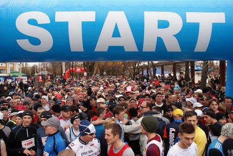 13. Jesienny Bieg Niepodległości zawodnicy na starcie