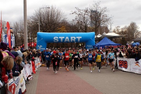 13. Jesienny Bieg Niepodległości zawodnicy na starcie