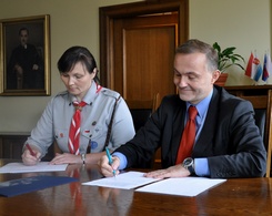 Porozumienie dotyczące partnerstwa na rzecz działań związanych z wychowaniem morskim młodzieży podpisują Prezydent Gdyni i Naczelniczka Związku Harcerstwa Polskiego, fot. Dorota Nelke