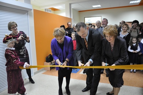 Wstęgę przecinają: (od lewej) wiceprezydent Gdyni Ewa Łowkiel, wiceprezydent Gdyni Michał Guć oraz dyrektorka szkoły Barbara Dysarz / fot. Dorota Nelke