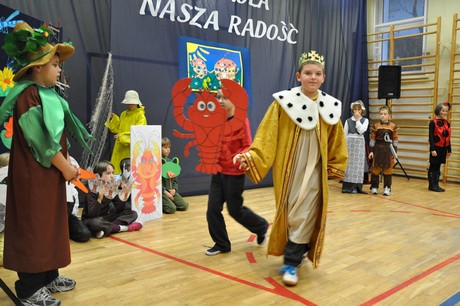 Jedno z dwóch rpzedstawień przygotowanych przez dzieci z okazji otwarcia nowego budynku /fot. Dorota Nelke