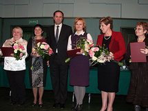 Rozdanie "Srebrnych Drzewek" - Marszałek Mieczysław Struk i Dyrektor MOPS w Gdyni Mirosława Jezior (druga od lewej) / fot. mat. prasowe Urzędu Marszałkowskiego Województwa Pomorskiego
