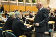 Stanisławowi Szwabskiemu gratuluje wiceprezydent Gdyni Bogusław Szwabski / fot. Dorota Nelke