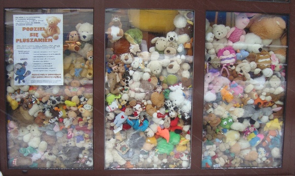 Pluszaki na witrynie Gdyńskiego Centrum Organizacji Pozarzšdowych