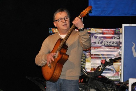 Licytacja w Teatrze Miejskim w Gdyni podczas 19. Finału Wielkiej Orkiestry Świątecznej Pomocy / fot. Dorota Nelke