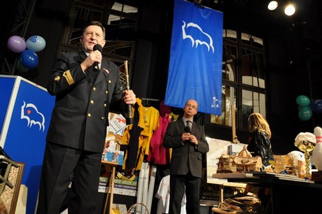 Licytacja w Teatrze Miejskim w Gdyni podczas 19. Finału Wielkiej Orkiestry Świątecznej Pomocy / fot. Dorota Nelke