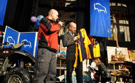 Licytacja w Teatrze Miejskim w Gdyni podczas 19. Finału Wielkiej Orkiestry Świątecznej Pomocy / fot. Dorota Nelke