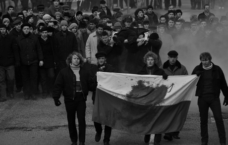 Kadr z filmu "Czarny czwartek" w reż. Antoniego Krauzego