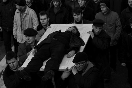 Kadr z filmu "Czarny czwartek" w reż. Antoniego Krauzego
