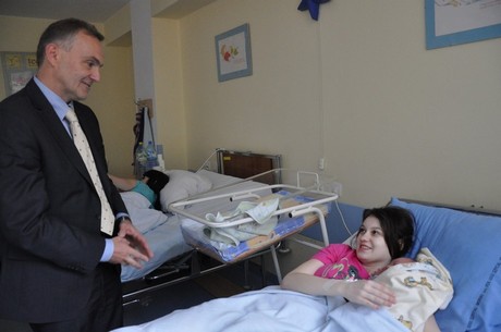 Prezydent z wizytą u dzieci urodzonych 10 lutego 2011 roku / fot.: Dorota Nelke