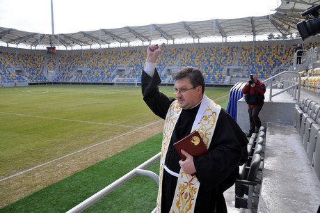 Uroczystość oddania do użytku Miejskiego Stadionu Piłkarskiego - ojciec Jan Maciejowski, fot.: Dorota Nelke