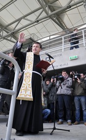 Uroczystość oddania do użytku Miejskiego Stadionu Piłkarskiego - ojciec Jan Maciejowski, fot.: Dorota Nelke