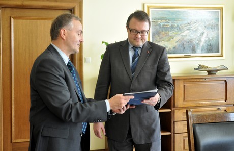 Marek Łucyk odbiera nominację i gratulacje od prezydenta Gdyni Wojciecha Szczurka, fot.: Dorota Nelke