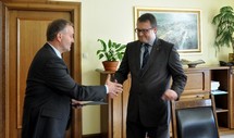 Marek Łucyk odbiera nominację i gratulacje od prezydenta Gdyni Wojciecha Szczurka, fot.: Dorota Nelke