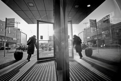 Konkurs Gdynia tradycyjnie nowoczesna - wyr&oacute;żniont Bartłomiej Patelczyk za dwa zdjęcia z cyklu "Odbita Gdynia"