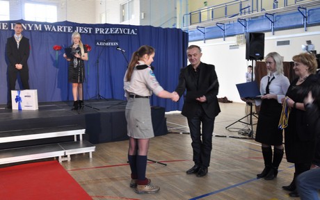 X Gdyński Finał Samorządowego Konkursu ,,8 Wspaniałych’’ - prezydent wręcza nagrody laureatom /fot. Dorota Nelke