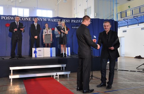 X Gdyński Finał Samorządowego Konkursu ,,8 Wspaniałych’’ - prezydent wręcza nagrody laureatom /fot. Dorota Nelke