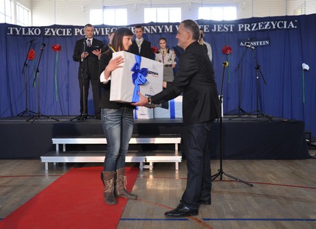 X Gdyński Finał Samorządowego Konkursu ,,8 Wspaniałych’’ - prezydent wręcza nagrody laureatom /fot. Dorota Nelke