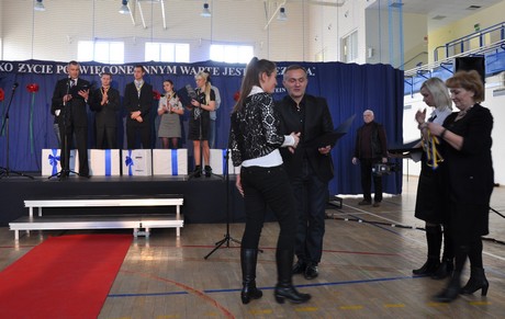 X Gdyński Finał Samorządowego Konkursu ,,8 Wspaniałych’’ - prezydent wręcza nagrody laureatom /fot. Dorota Nelke