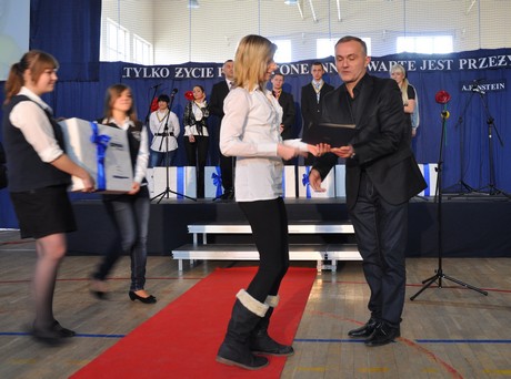 X Gdyński Finał Samorządowego Konkursu ,,8 Wspaniałych’’ - prezydent wręcza nagrody laureatom /fot. Dorota Nelke