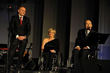 Gala 12. edycji konkursu Gdynia bez barier - prowadzący galę Beata Wachowiak - Zwara i Piotr Pawłowski/ fot. Małgorzata Mnich