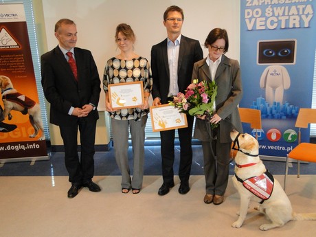 Pefo przekazany - od lewej prezydent Wojciech Szczurek, Aneta Graboś z Fundacji DogIQ, Tomasz Żurański prezes Grupy Vectra, Monika Rykaczewska i Pefo / fot. fot. Sylwia Szumielewicz - Tobiasz