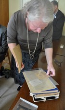 Bogusław Sokół z wizytą w Gdyni - na zdjęciu dyrektor Muzeum Miasta Gdyni ogląda podarowane pamiątki / fot. Dorota Nelke