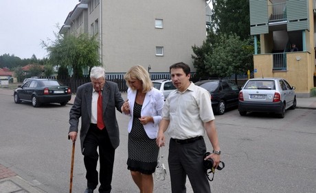 Bogusław Sokół z wizytą w Gdyni z córką i przedstawicielem Hossy na ul. Franciszka Sokoła na osiedlu Sokółka / fot. Dorota Nelke